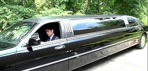  Gaysex muscle hunks blow in a limo